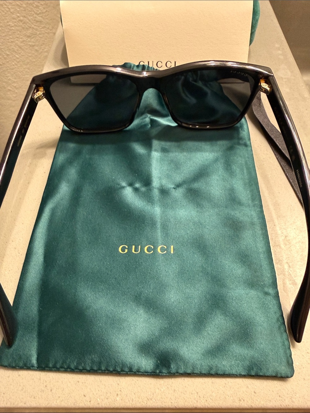 Authentic Men’s Gucci Black Frame Sunglasses With Signature Green & Red stripe - Picture 7 of 7